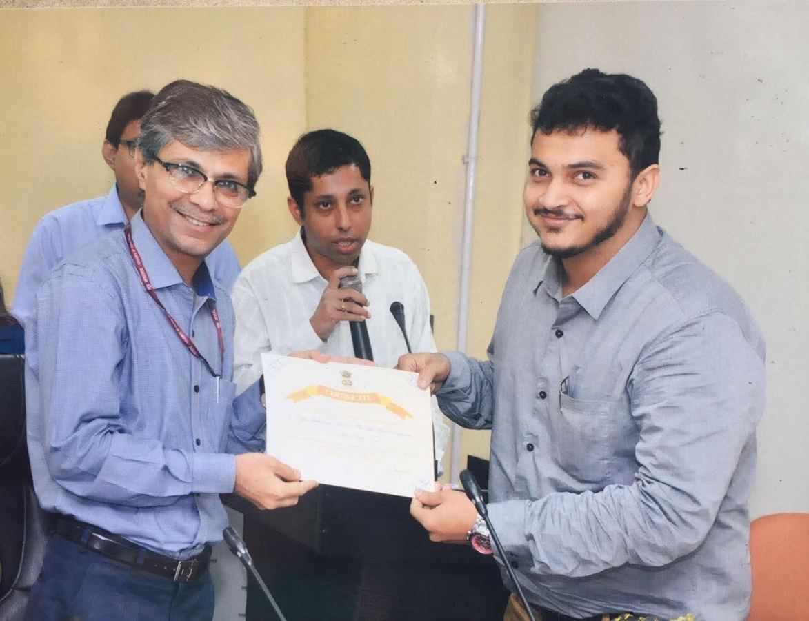 Dr. Sayed Muhammad Anas receiving the National Award from the Secretary, Ministry of Ayush